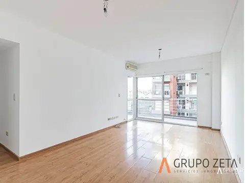 Impecable departamento de 3 ambientes con cochera y baulera por el parque Centenario