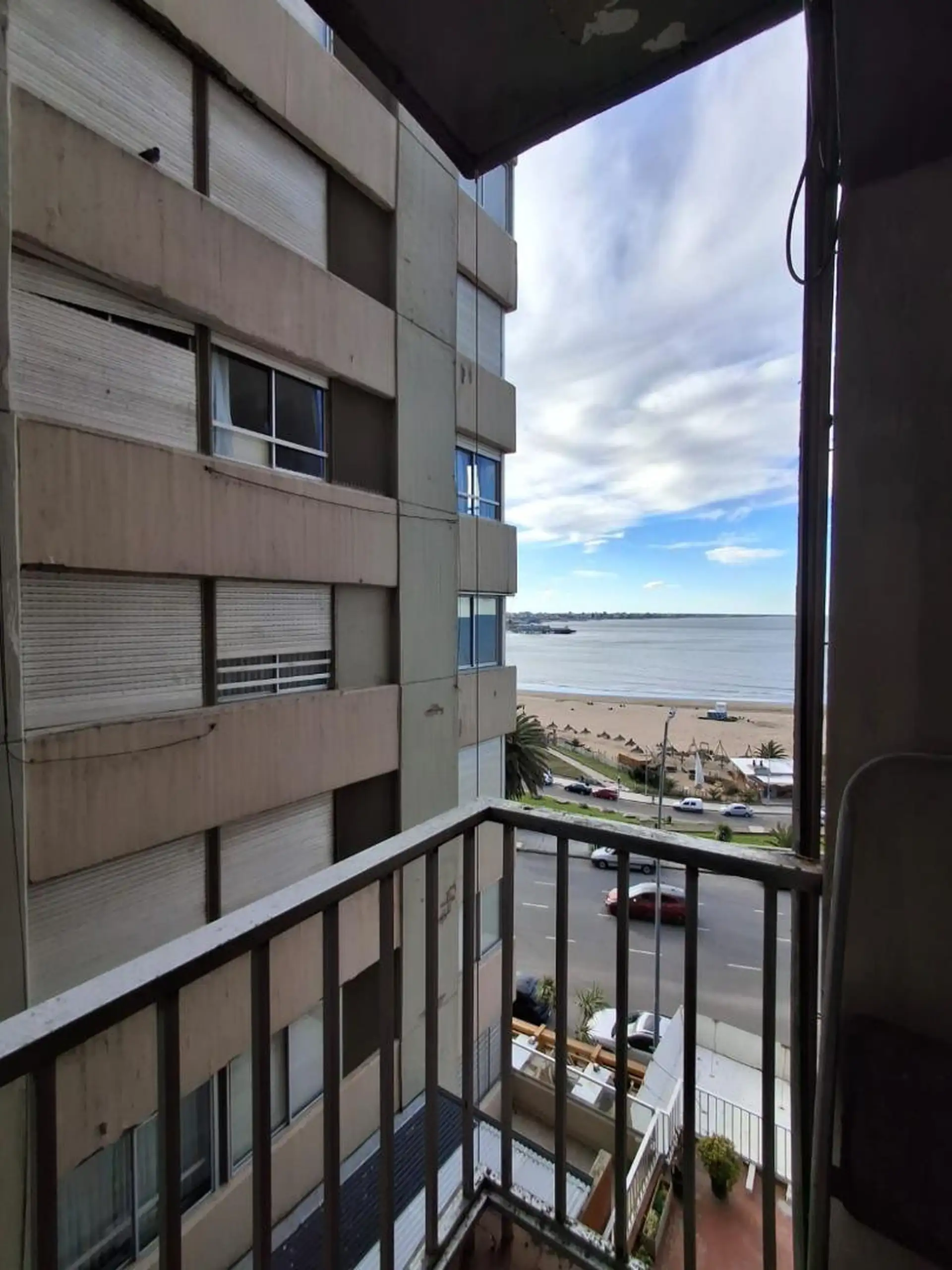 Venta dpto 2 amb con balcón y vista lateral al mar