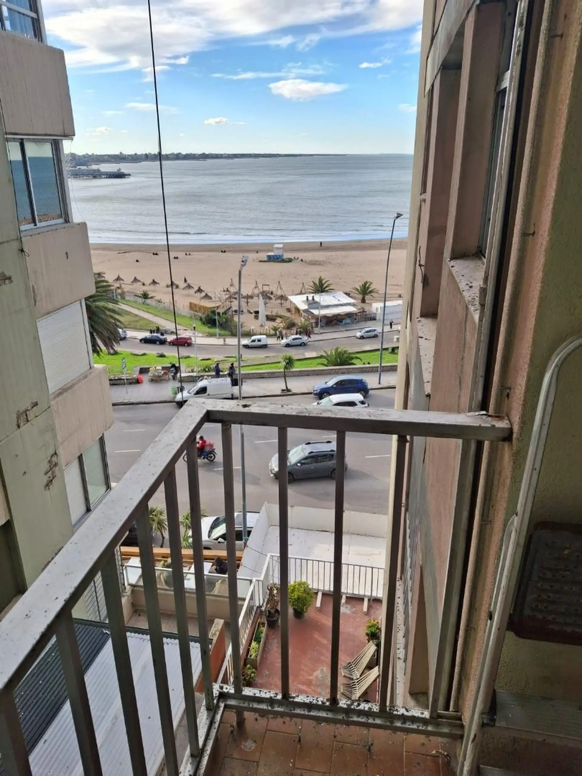 Venta dpto 2 amb con balcón y vista lateral al mar