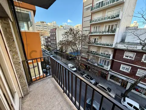 Monoambiente con balcón al frente en Plaza Mitre
