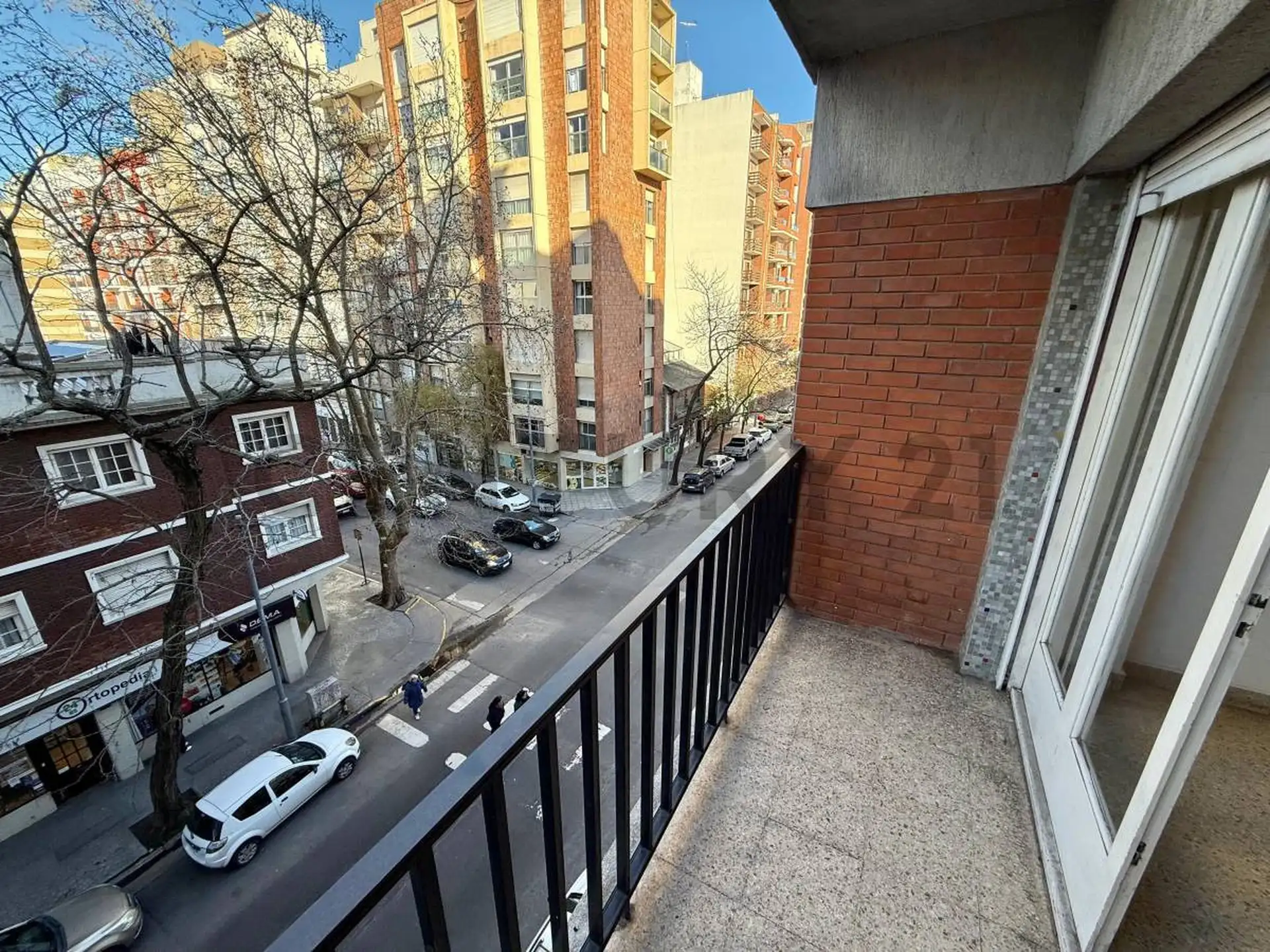 Monoambiente 28m² con balcón al frente — Plaza Mitre