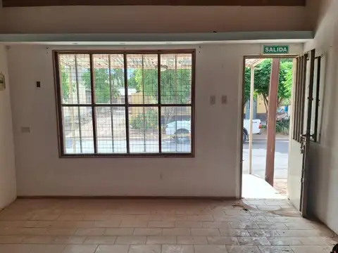 Vendo terreno céntrico con local comercial.