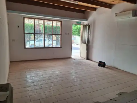 Vendo terreno céntrico con local comercial.
