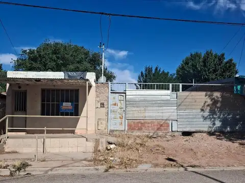 Vendo terreno céntrico con local comercial.