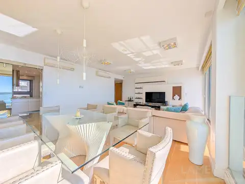 Departamento en Venta con 3 cocheras