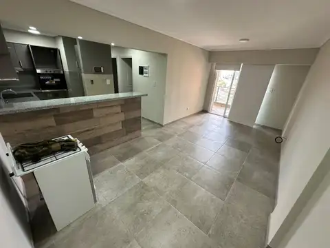 Venta de amplio tres ambientes de categoría con baulera en Wilde Centro