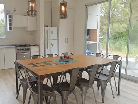 Casa 4 ambientes con 2 baños