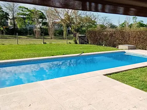 Casa en Venta en Barrio Santa Guadalupe con vista a fondo verde 