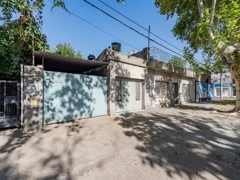 Casa en Azcuénaga de 4 dormitorios , cochera y patio.