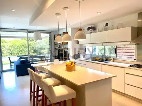 Casa en Alquiler con 2 cocheras