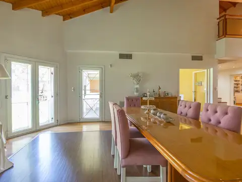 Casa 7 ambientes con 5 baños