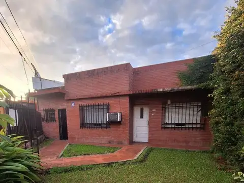 AMPLIA CASA CON EXCELENTE UBICACIÓN SOBRE DIAG. EVA PERON