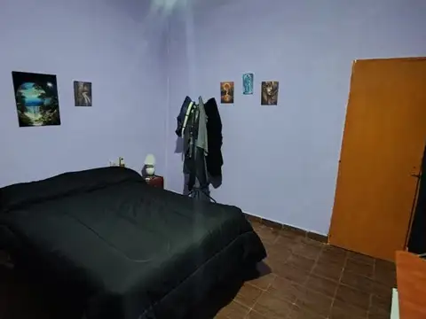 Casa 4 ambientes con Local Comercial - Venta