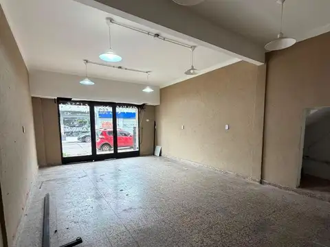 Local en Alquiler en Villa Luzuriaga, $ 650.000