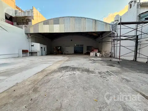 690m2 - Deposito doble frente - excelente estado - portones automaticos