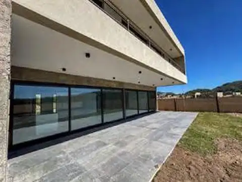 Casa 6 ambientes con 3 baños