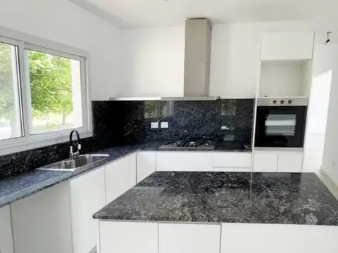 Casa 4 ambientes con 3 baños