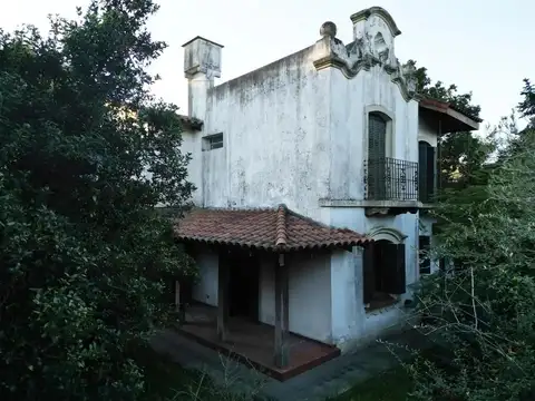 Casa en venta Plaza San Martin City Bell 1500 m2 lote ideal