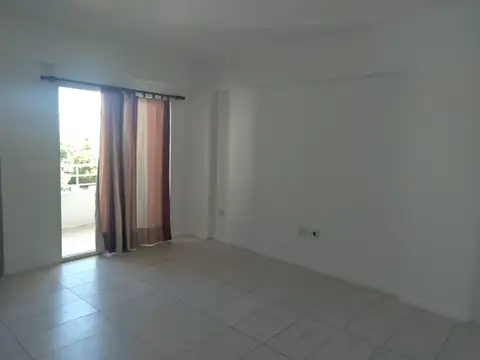 MONOAMBIENTE CON COCHERA Y BALCON EN CASEROS