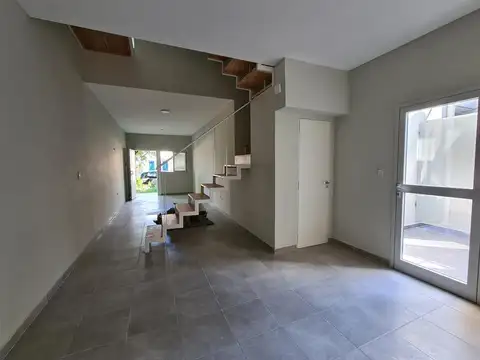 Venta Casa 2 Dorm.   Frente a Estrenar.  2 baños. Patio. Financiación Rosario