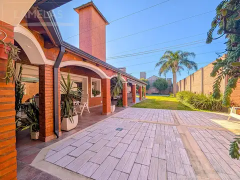 Casa en Venta con 2 cocheras