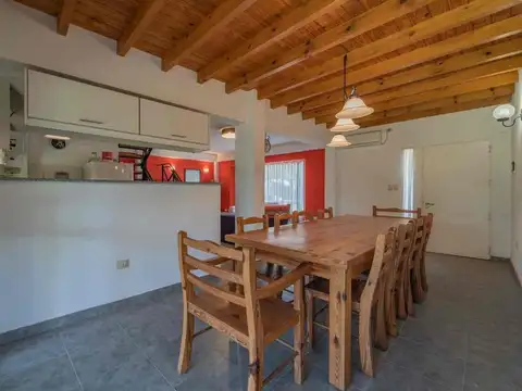 Casa 4 ambientes con 2 baños