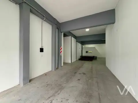 Impecable galpon con local comercial. Nuevo Polo Tecnologico.