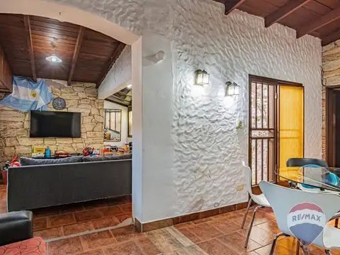 CASA EN VENTA GONNET 3 DORMITORIOS COCHERA PARQUE