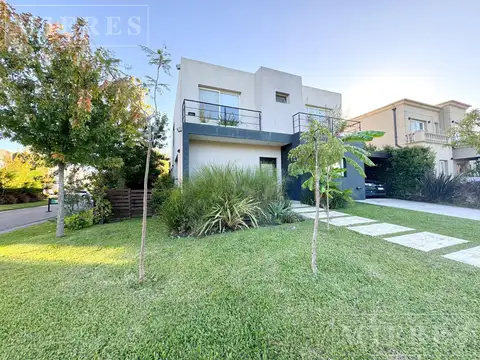 Casa en venta sobre lote interno en Las Tipas, Nordelta.