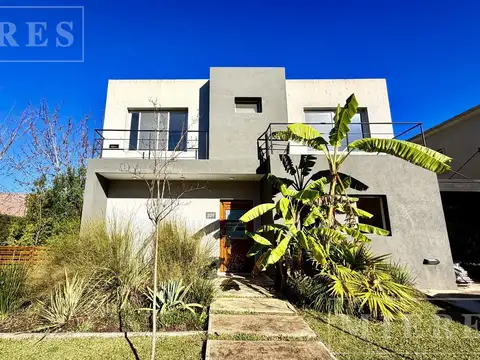 Casa 7 ambientes con 3 baños