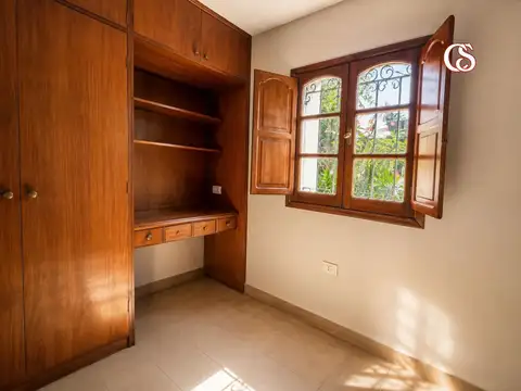 Casa en Alquiler con 2 cocheras