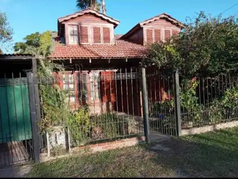 San Carlos 521 e/ 138 y 139 venta de casa 4 dormitorios  APTA BANCO
