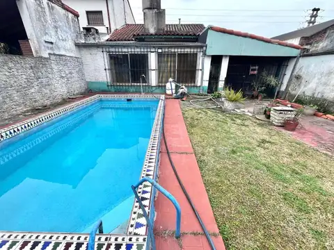 Casa 3 dormitorios fondo jardín pileta garage