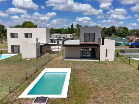 Casa 5 ambientes  estrenar en el aljibe con pileta