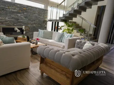 Casa en Venta con 2 cocheras