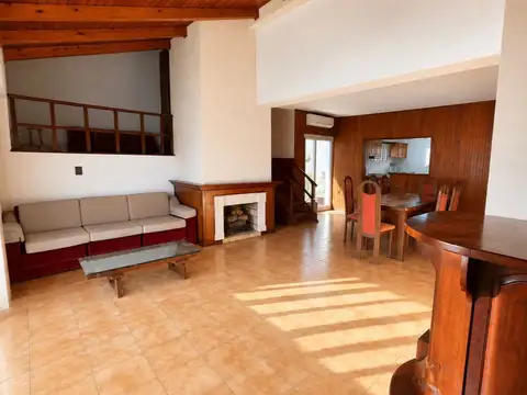 Casa 8 ambientes con 2 baños