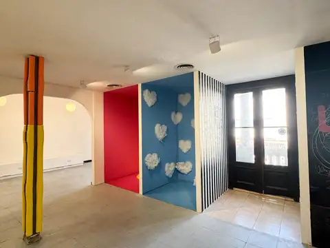 Piso al frente con entrada independiente (comercio, no vivienda)