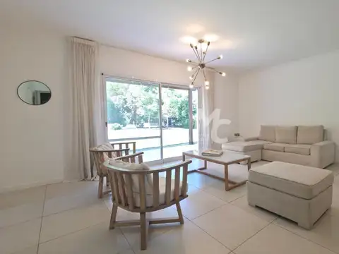 Casa en Alquiler con 2 cocheras