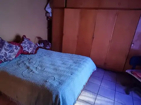 Casa en venta con 2 locales + Quincho y 2 departamentos "Permuta""