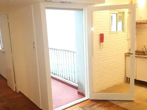 Departamento de 2 ambientes compacto de 33 metros con balcón interno muy luminoso