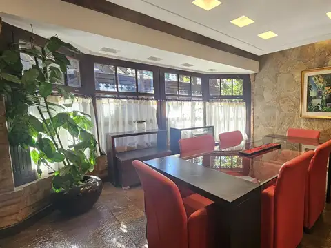 Casa en Alquiler con 2 cocheras