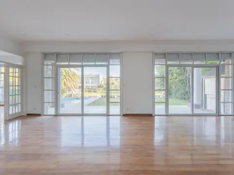 Casa en Venta con 4 cocheras