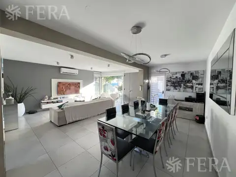 Venta Casa 6 ambientes con piscina y cochera en Quilmes