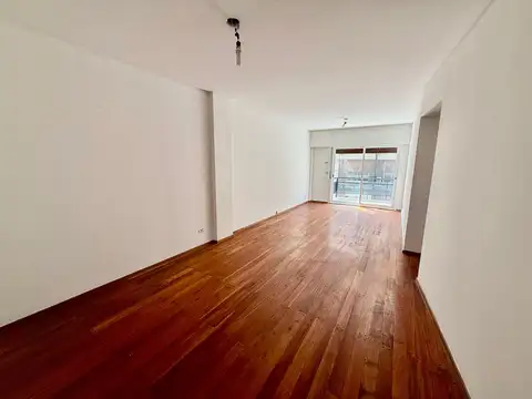 HERMOSO SEMIPISO 3 AMBIENTES CON DEPENDENCIA DE SERVICIO - AL FRENTE - COCHERA Y BAULERA