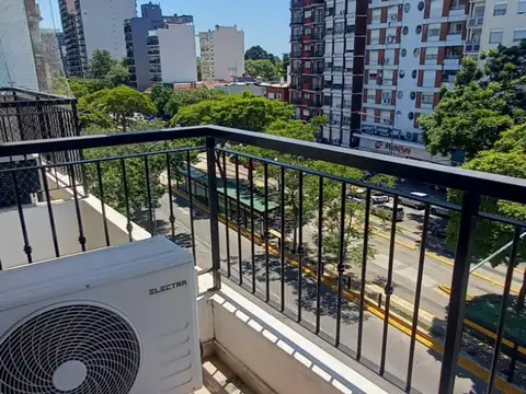 Precioso Monoambiente Al Frente con Balcón y Cocina Separada