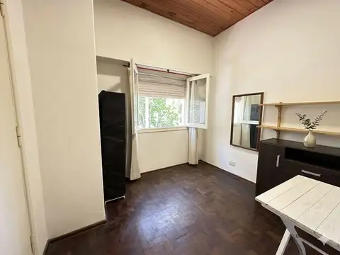 VENTA - CASA DE 3 DORMITORIOS CON JARDIN Y COCHERA - ALBERDI