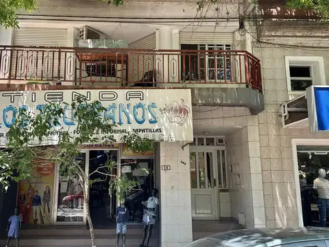 Local comercial con 2 departamentos de 3 ambientes.