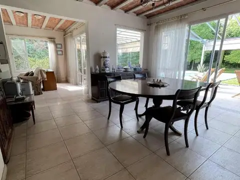 Casa 5 ambientes con 4 baños