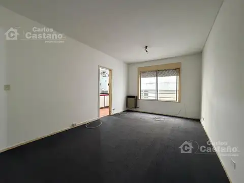 Depto 2 amb amplio sobre la Avenida Maipu. Apto profesional.