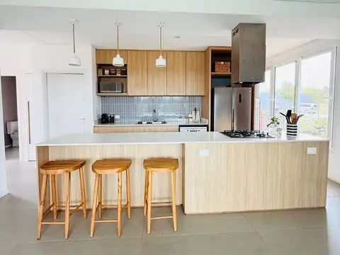 Casa 5 ambientes con 4 baños